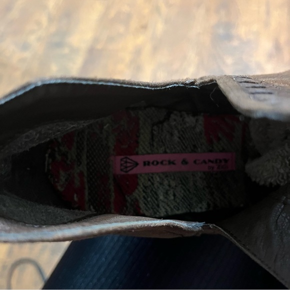 Rock & Candy Lipton Brown Microseude Booties Chelsea Ankle Boots Womens Size 9 - Picture 4 of 15